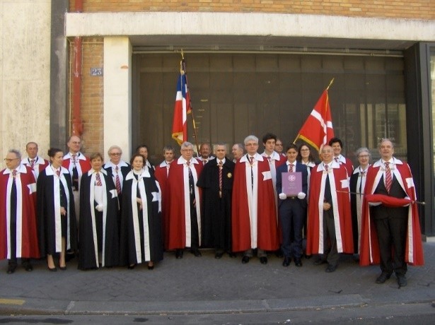 Chapitre Prioral en tenue cape et croix Drapeaux de l’Ordre et du Prieuré 